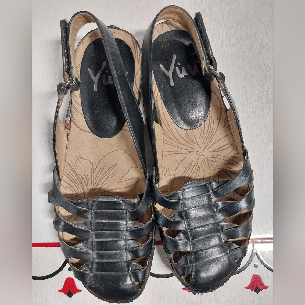 Yuu Black Sandals with Flat Sole and Rounded Toe